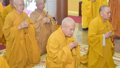 Chư vị giáo phẩm Hội đồng Trị sự GHPGVN dâng hương tưởng niệm 10 năm ngày viên tịch của Đại lão Hòa thượng Thích Trí Tịnh vào chiều 27-2 ÂL - Ảnh: Quảng Đạo