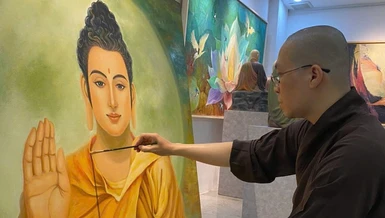 Đại đức Thích Trung Sơn, tức họa sĩ Lê Sơn bên tác phẩm của mình