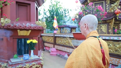 Hàng năm, Đức Pháp chủ đều trở về tổ đình để tảo tháp vào ngày 23 tháng Chạp, theo truyền thống Thiền môn - Ảnh: Trung Thắng