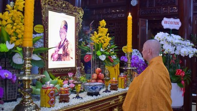 Đức Pháp chủ dâng hương tưởng niệm trước hương án Đại lão Hòa thượng Thích Trí Thủ tại Quảng Hương Già Lam. Hoa cúng dường đề chữ "Kính lễ Hòa thượng (Tiểu sanh Trí Quảng) - Ảnh: Quảng Đạo