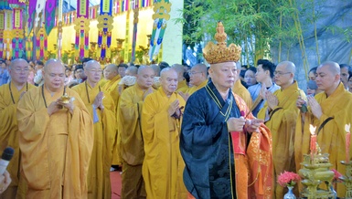 Mặc dù trời mưa lớn, hàng ngàn Phật tử và người dân vẫn có mặt tại chùa Phổ Quang để tham dự lễ đăng đàn chẩn tế vào chiều 22-7-Ất Tỵ - Ảnh: Thiên Tứ