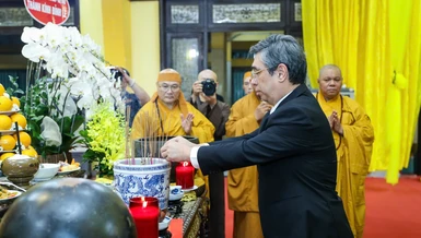 Phó Bí thư Thành ủy Nguyễn Phước Lộc dẫn đầu phái đoàn Thành ủy, HĐND, UBND, Ủy ban MTTQVN TP.HCM đến chùa Vĩnh Nghiêm viếng tang Trưởng lão Hòa thượng Thích Trí Tịnh vào chiều 8-10 - Ảnh: N.Thạnh