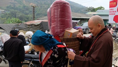 Chương trình “Tết yêu thương Xuân Bính Ngọ 2026” do Ban Kinh tế - Tài chính T.Ư tổ chức thường niên nhằm chia sẻ, động viên đồng bào khó khăn nhân dịp Tết đến xuân về - Ảnh: Nguyễn Cường