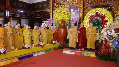 Pháp hội Cầu nguyện hòa bình thế giới lần thứ VI được trang nghiêm cử hành vào sáng 20-3 tại chùa Vĩnh Nghiêm - Ảnh: Bảo Toàn