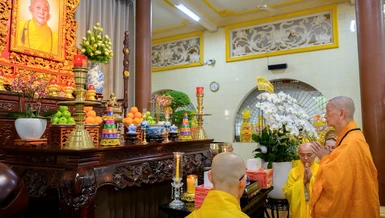 Đức Pháp chủ dâng hương tưởng niệm 12 năm ngày viên tịch của Đại lão Hòa thượng Thích Trí Tịnh tại chùa Vạn Đức vào sáng ngày 15-4 (28-2-Bính Ngọ) - Ảnh: Tâm Quý