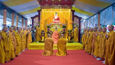 Khóa lễ khai đàn, tụng kinh Địa Tạng kỳ siêu các liệt sĩ, đồng bào yêu nước tổ chức tại công viên Lê Thị Riêng vào chiều 13-6 - Ảnh: Quảng Đạo