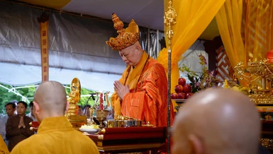 Hòa thượng Thích Lệ Trang đã đăng đàn chẩn tế siêu tiến chư anh linh vào chiều 14-6 (29-4-Bính Ngọ) tại công viên Lê Thị Riêng - Ảnh: Đại Thủy