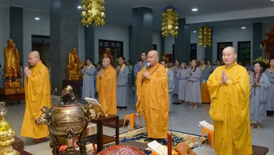 Khóa lễ khai kinh, lạy Ngũ bách danh nhân ngày vía Bồ-tát Quán Thế Âm tại chùa Phổ Quang tối ngày 28-7 - Ảnh: Bảo Toàn