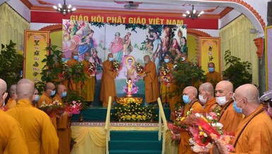 Chư tôn đức dâng hoa Kính mừng Phật đản tại tổ đình Vạn Thọ - Ảnh: Đồng Phước