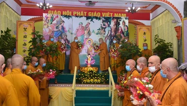 Chư tôn đức dâng hoa Kính mừng Phật đản tại tổ đình Vạn Thọ - Ảnh: Đồng Phước