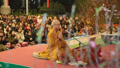 Đại đức Thích Quảng Hiếu chủ trì khóa lễ tụng sám và niệm danh hiệu Phật - Ảnh: Thành Trung