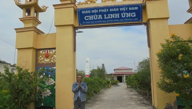 Tác giả trước tam quan chùa Linh Ứng trong ngày đầu tháng Chạp năm Canh Tý - Ảnh: TGCC