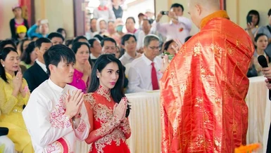 Cầu thủ Công Vinh và ca sĩ Thủy Tiên làm lễ hằng thuận, cam kết xây dựng hạnh phúc gia đình theo lời Phật dạy