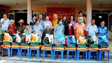 Đoàn từ thiện trao quà Tết cho người già, người khuyết tật phường 2, Thành phố Tây Ninh