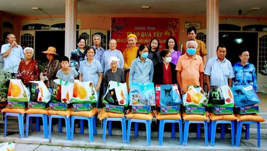 Đoàn từ thiện trao quà Tết cho người già, người khuyết tật phường 2, Thành phố Tây Ninh