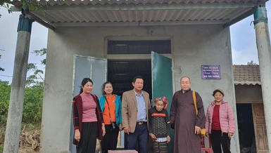 Thượng tọa Thích Đạt Đức bàn giao nhà tình thương cho bà Hồ Thị Uôi