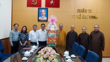Chư tôn đức Ban Trị sự GHPGVN TP.HCM chúc Tết Quận ủy quận 10