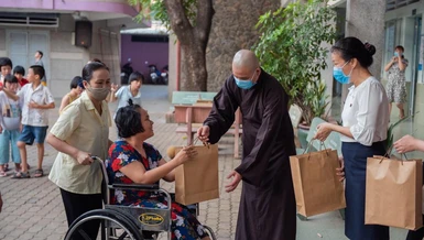 Đoàn từ thiện chùa Minh Đạo trao quà đến người tàn tật kém may mắn nhân đầu năm mới