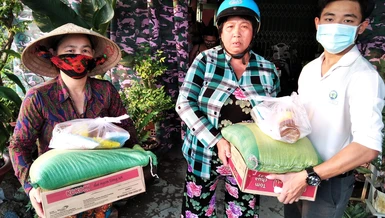Một học sinh lớp 11 đập ống heo mua quà tặng người nghèo