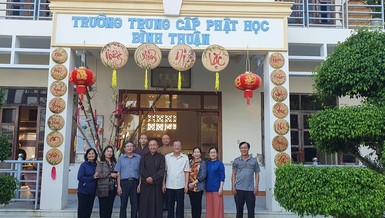 Đoàn nguyên lãnh đạo tỉnh Bình Thuận thăm Trường Trung cấp Phật học tỉnh