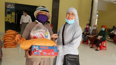 Tặng quà nạn nhân chất độc da cam tại nhà văn hóa thành phố Mỹ Tho