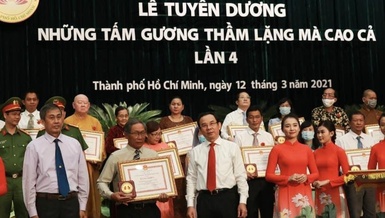 Các tập thể, cá nhận được Ủy ban Nhân dân, Ủy ban MTTQVN TP.HCM trao tặng Bằng khen - Ảnh: CTV