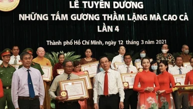 Các tập thể, cá nhận được Ủy ban Nhân dân, Ủy ban MTTQVN TP.HCM trao tặng Bằng khen - Ảnh: CTV