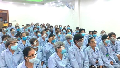 86 bệnh nhân nghèo bị đục thuỷ tinh thể, đến từ các tỉnh thành được phẫu thuật đem lại ánh sáng