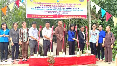 Đại đức Thích Minh Trí cùng với chính quyền địa phương khởi công xây cầu nông thôn số 40 tại ấp Long Trị