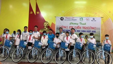 Trao tặng tổng cộng 200 chiếc xe đạp cho học sinh nghèo vượt khó học giỏi