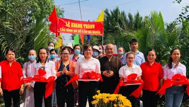 Thượng tọa Thích Chơn Tịnh, Phật tử chùa Thường Quang cắt băng khánh thành cầu Bình An số 5- Ảnh: TQ