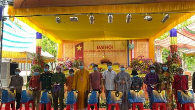 Nhân Đại hội đại biểu Phật giáo huyện Lộc Ninh, thiền viện Trúc Lâm Bình Phước trao 500 phần - Ảnh: CTV