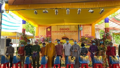 Nhân Đại hội đại biểu Phật giáo huyện Lộc Ninh, thiền viện Trúc Lâm Bình Phước trao 500 phần - Ảnh: CTV