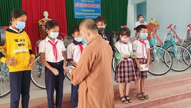 Đại đức Thích Đạt Ma Khế Định tặng học bổng, xe đạp cho học sinh khó khăn