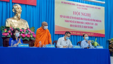 Hòa thượng Danh Lung tiếp xúc giữa cử tri, tại đơn vị bầu cử 22, quận Tân Bình - Ảnh: Đăng Huy