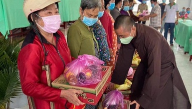 Tặng 200 phần quà đến người khuyết tật, hộ nghèo vùng biên giới Hồng Ngự