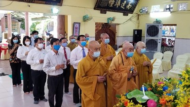 Chư tôn đức Ban Trị sự, quý khách niệm hương tại lễ Tắm Phật