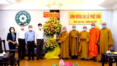 Ông Đỗ Văn Phớn tặng hoa chúc mừng Đại lễ Phật đản đến chư tôn đức Hội đồng Trị sự GHPGVN - Ảnh: Lâm Huy