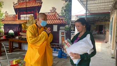 Chùa Đống Cao đã tổ chức trao quà và tặng thiệp chúc mừng Phật đản đến bà con khó khăn