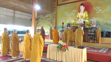 Chư tôn đức đảnh lễ Tam bảo khai giảng khóa An cư kiết hạ dành cho chư Tăng Ni tại chùa Tỉnh Hội 