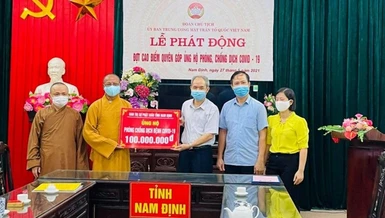 Thượng tọa Thích Quảng Hà trao tặng 100 triệu đồng đến Quỹ Phòng, chống Covid-19