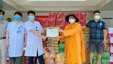 Sư cô Thích nữ Vũ Liên chia sẻ những phần quà các bệnh viện dã chiến để hỗ trợ cho bệnh nhân Covid-19 