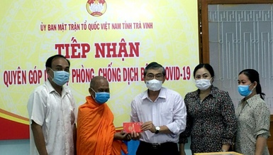 Hòa thượng Thạch Sok Xane trao tiền ủng hộ phòng chống Covid-19 đến Ủy ban MTTQVN tỉnh Trà Vinh