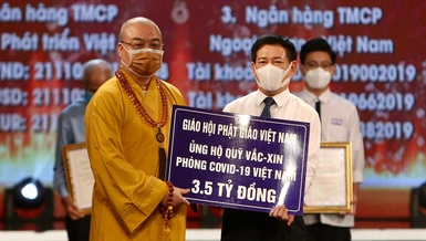 Hòa thượng Thích Thanh Nhiễu, đại diện GHPGVN trao biển ủng hộ 3,5 tỷ đồng mua vắc-xin phòng, chống dịch Covid-19 - Ảnh: VP1 GHPGVN