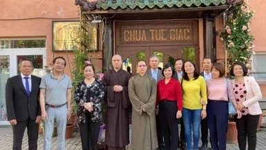 Đoàn Đại sứ quán Việt Nam tai Hungrary chụp ảnh lưu niệm trước cổng chùa Tuệ Giác