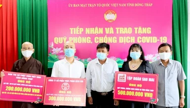 Hòa thượng Thích Chơn Minh trao bảng ủng hộ cho quỹ phòng, chống Covid-19