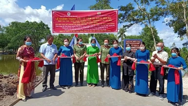 Ban Từ thiện xã hội Phật giáo tỉnh Cà Mau cắt băng khánh thành cầu Từ Tâm