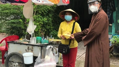 Thượng tọa Thích Lệ Quang tặng suất cơm đến người lao động khó khăn trên địa bàn quận 8