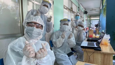 Các tình nguyện viên thuộc Thành đoàn TP.HCM tham gia hỗ trợ phòng chống dịch bệnh Covid-19