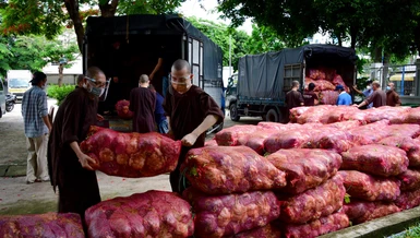 Tu viện Khánh An chuyển 12 tấn rau củ quả đến Ủy ban MTTQVN quận 12 để trao tặng bà con đang bị cách ly 